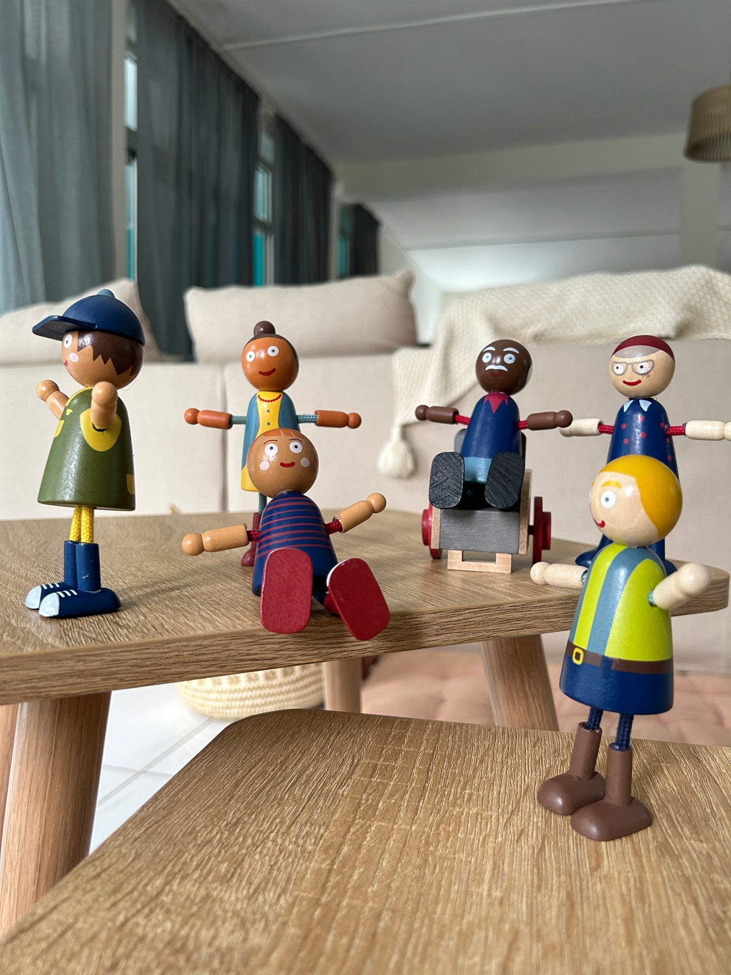 Famille de poupées souples avec fauteuil roulant